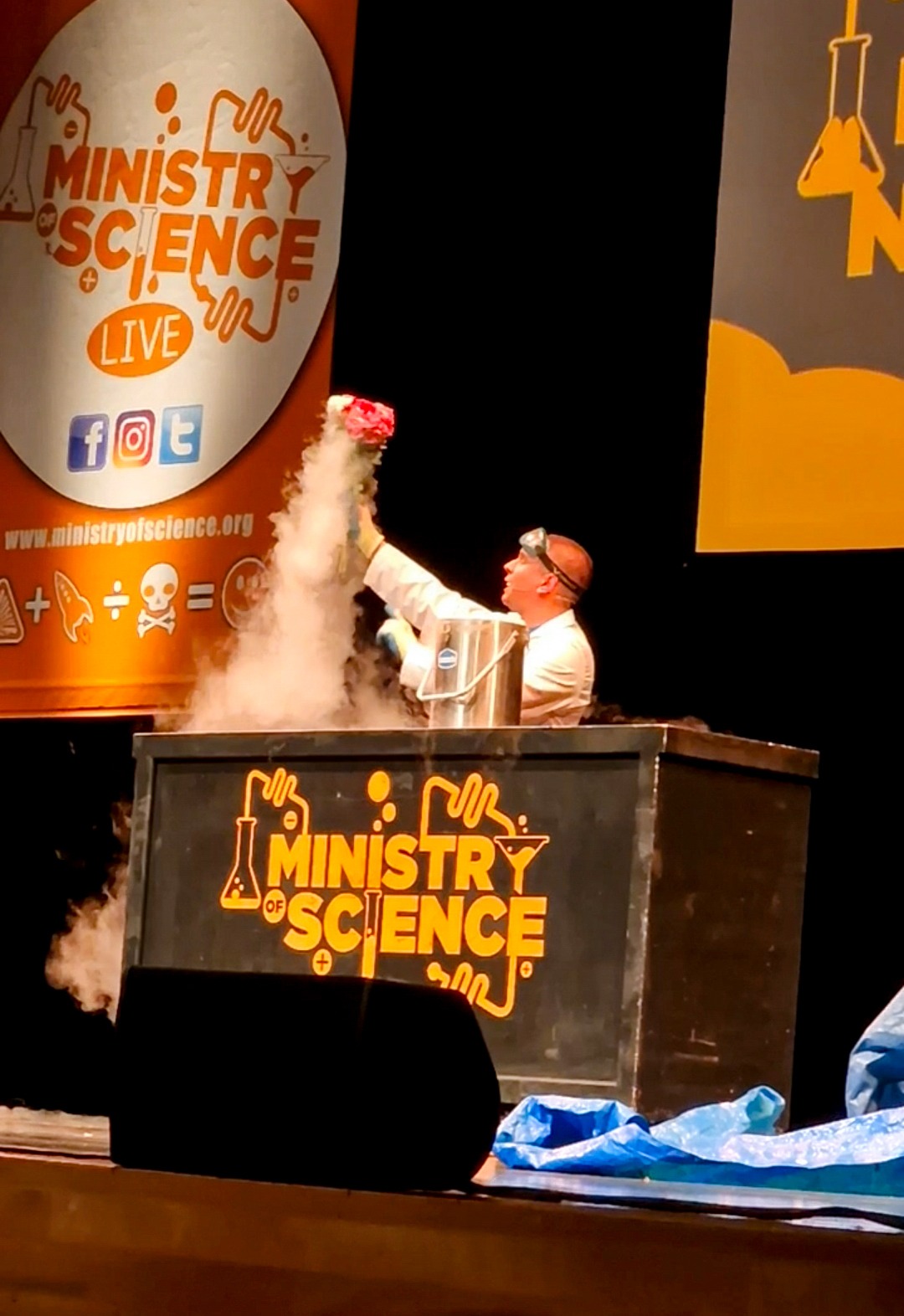 freezing flowers with liquid nitrogen experiment at Ministry of Science show